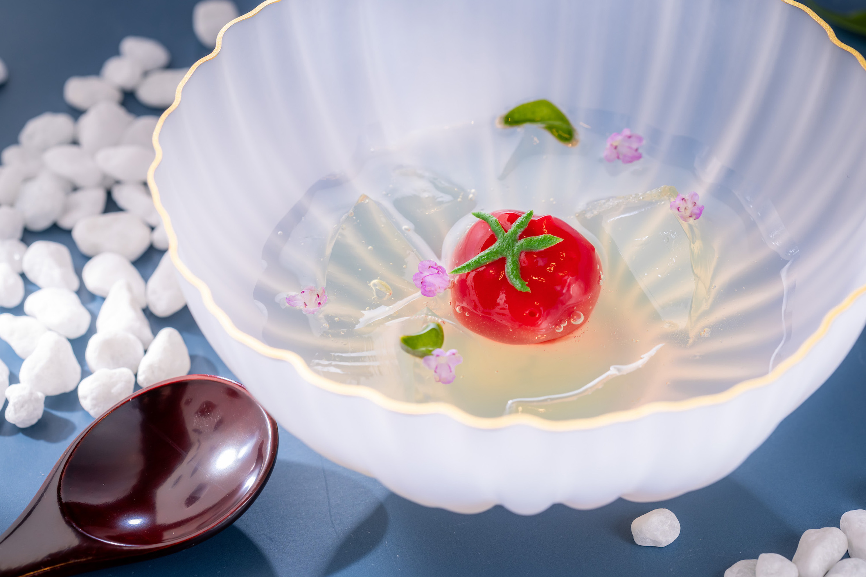 「番茄」將真正的番茄做成清湯凍，假番茄是覆盆子與草莓做成的冷湯球，少了澀味只存番茄濃縮的甘美。