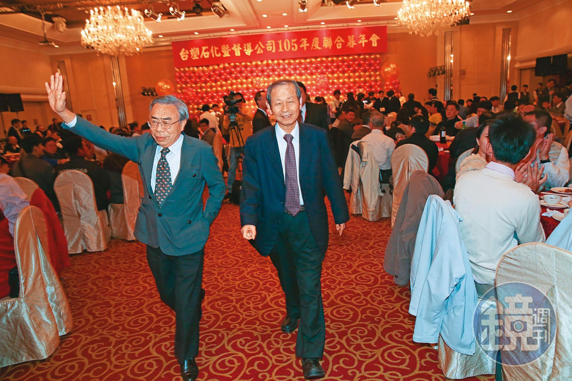 碳捕捉技術研發備受台塑集團各子公司重視，總裁王文淵（左）親自督軍。