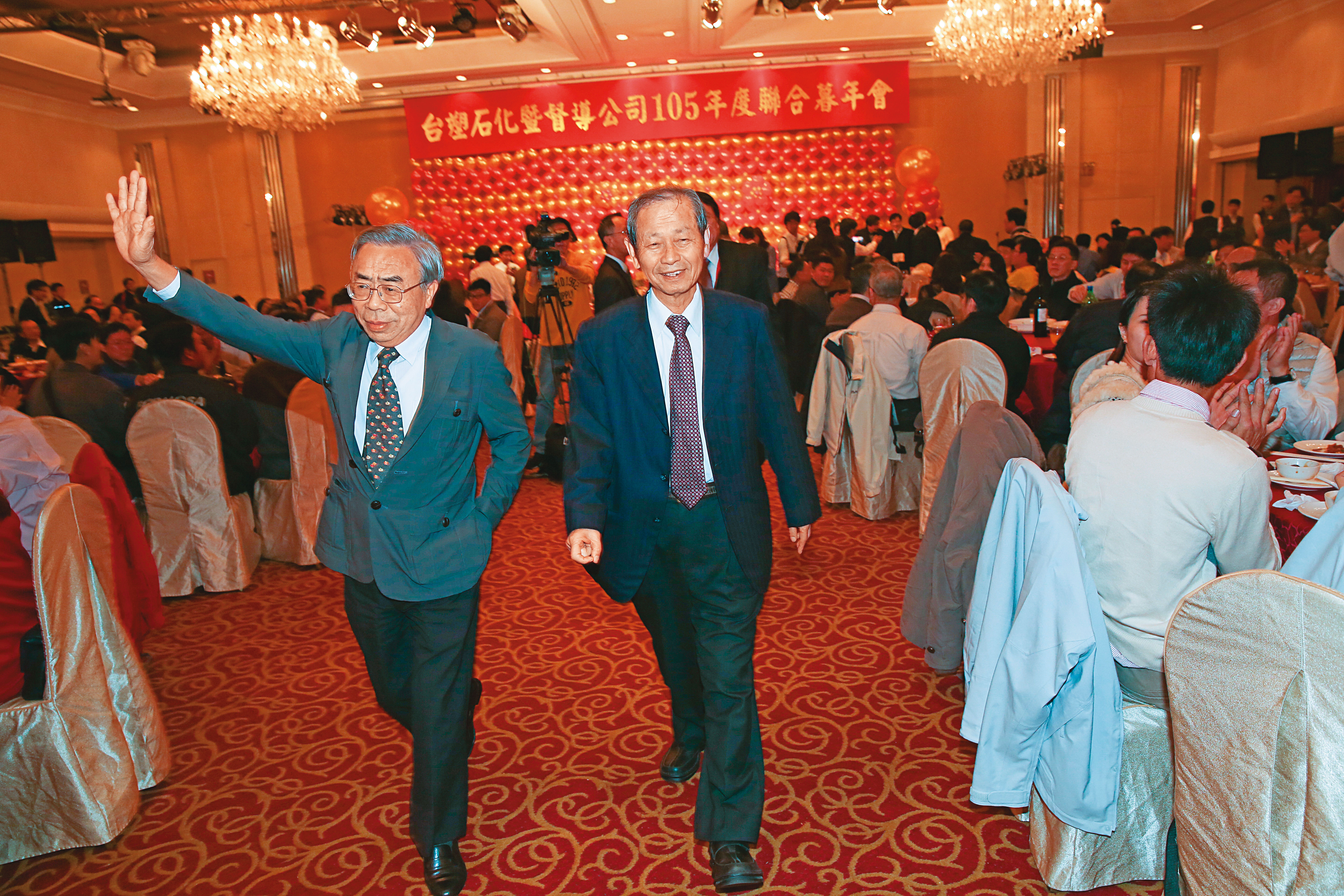 碳捕捉技術研發備受台塑集團各子公司重視，總裁王文淵（左）親自督軍。