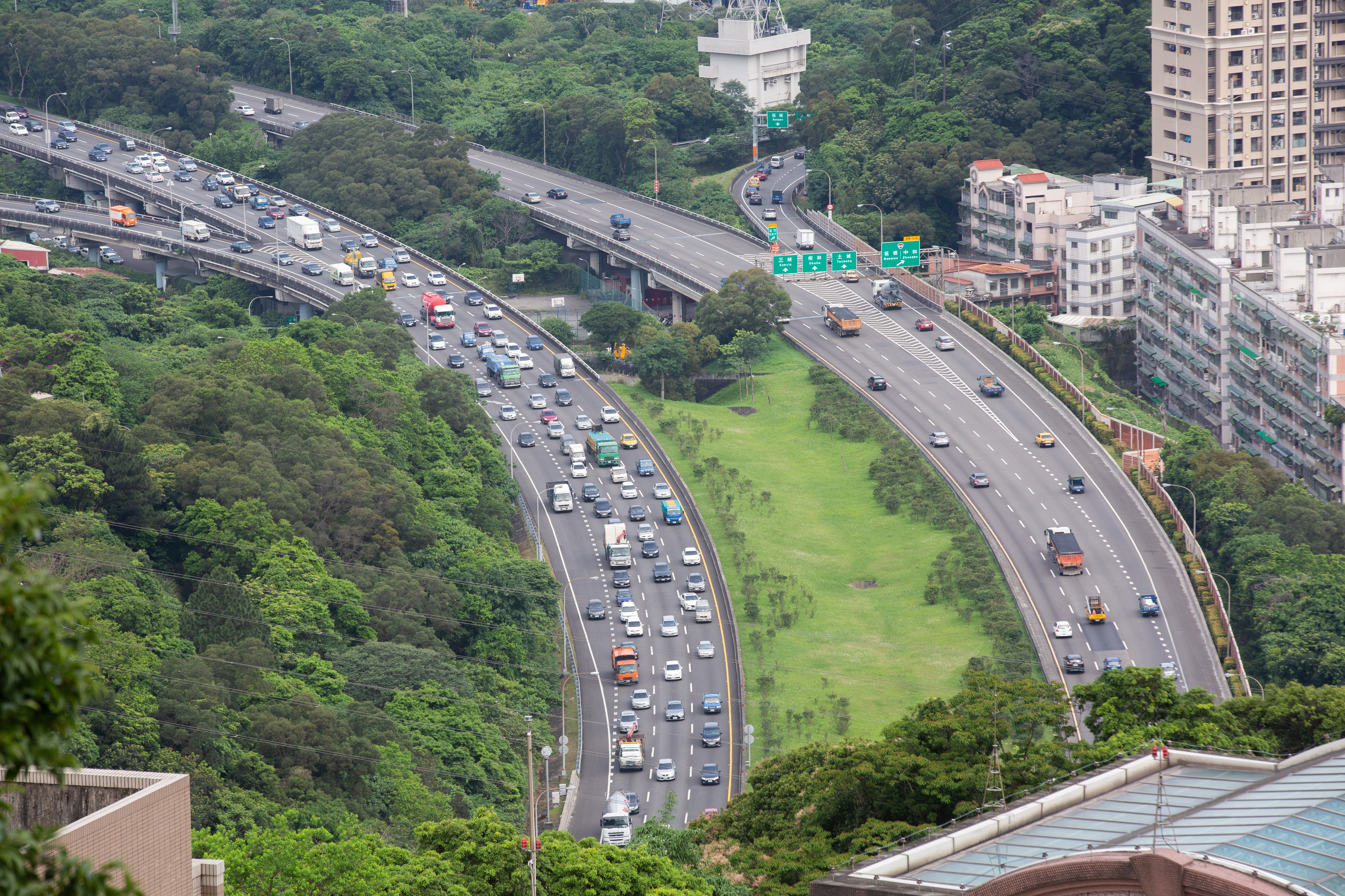 為因應元旦連假恐湧入大量車潮，公路總局祭出「大客車優先措施」，盼能紓解車流。（塞車示意圖，本刊資料照）