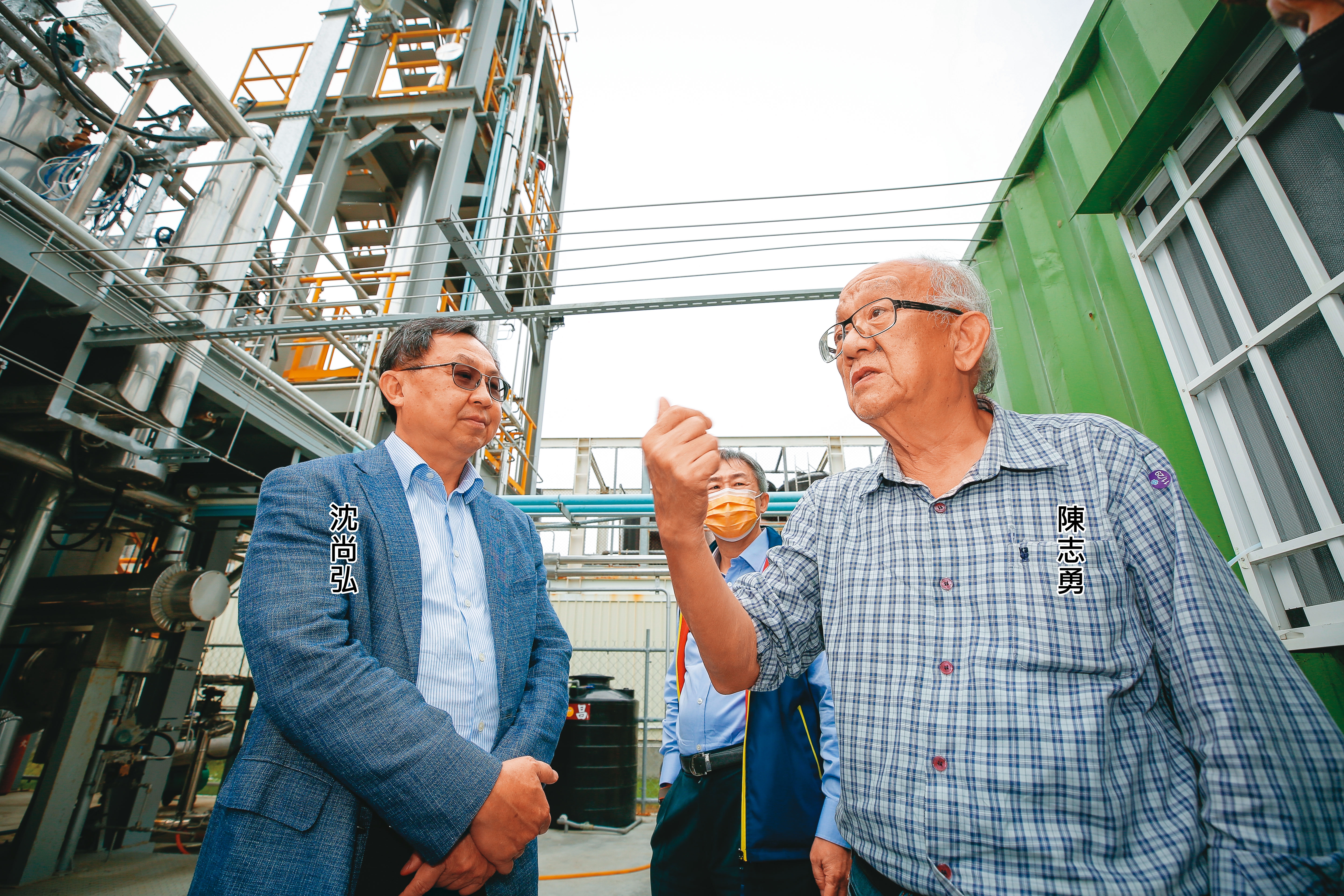 近來積極帶領公司往綠能產業轉型的大亞電纜董事長沈尚弘，親率各事業群主管來到成大碳捕捉示範工廠。