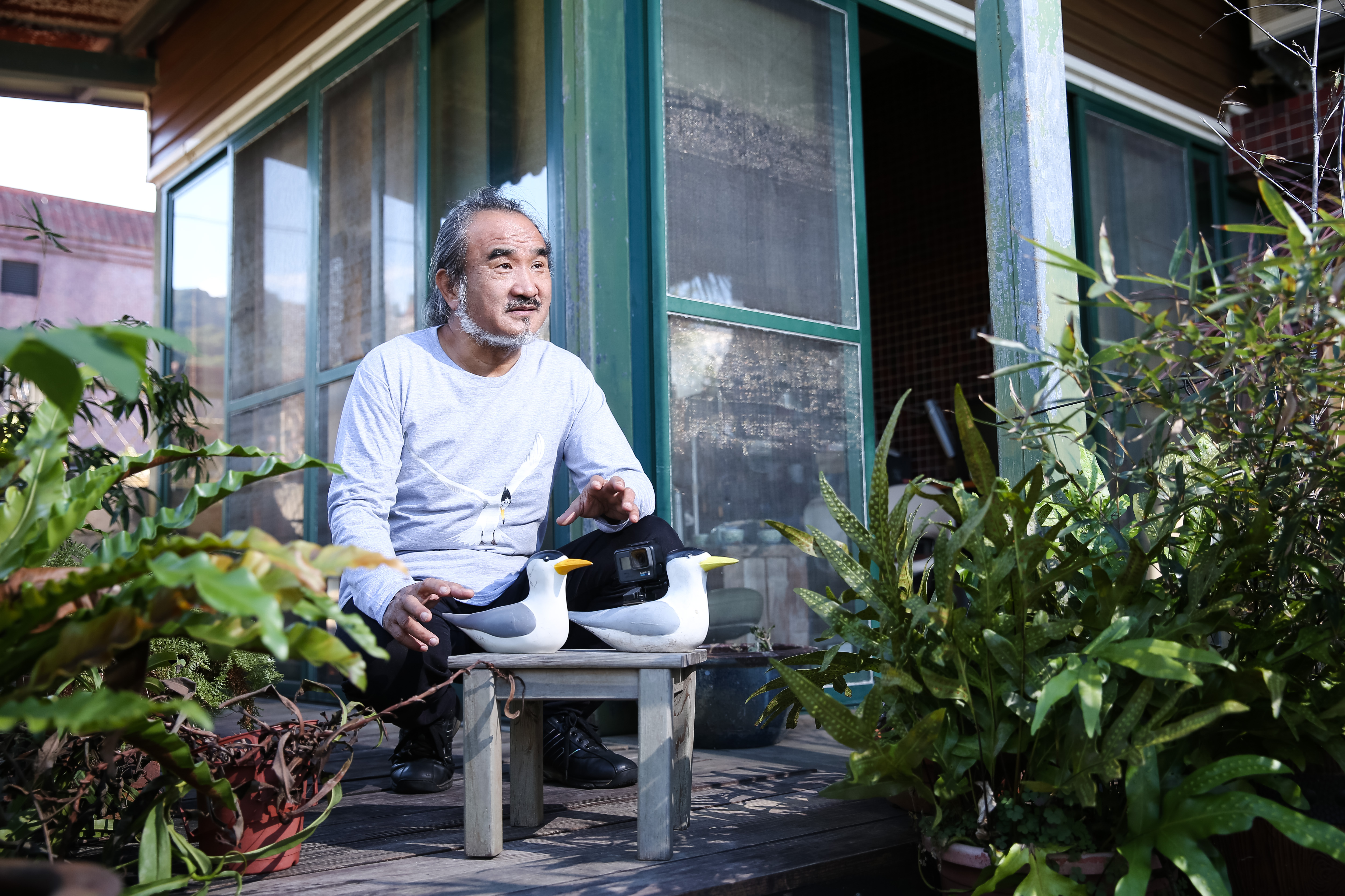 資深紀錄片導演梁皆得與招引用的燕鷗模型,右邊的模型上安置有GoPro以就近拍攝。