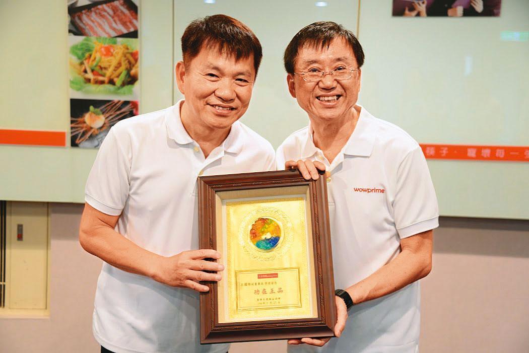 王國雄（右）曾是王品創辦人戴勝益（左）欽點的接班人，2人亦兄亦友。（王國雄提供）