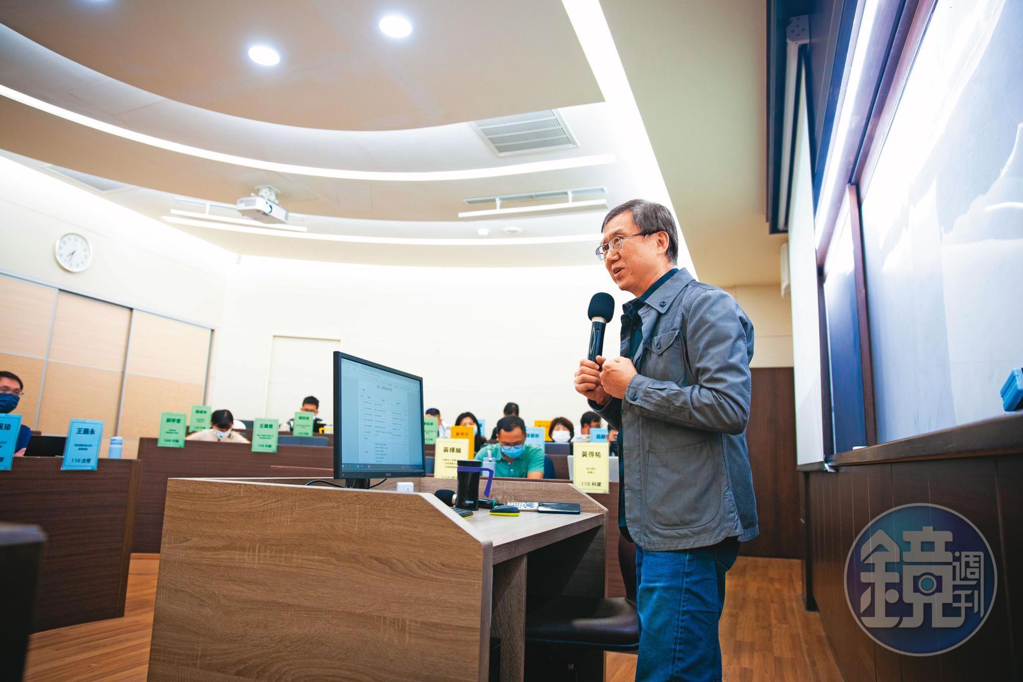 王國雄每週五晚上在中興大學EMBA班授課，分享過去的實戰經驗，是熱門秒殺課程。