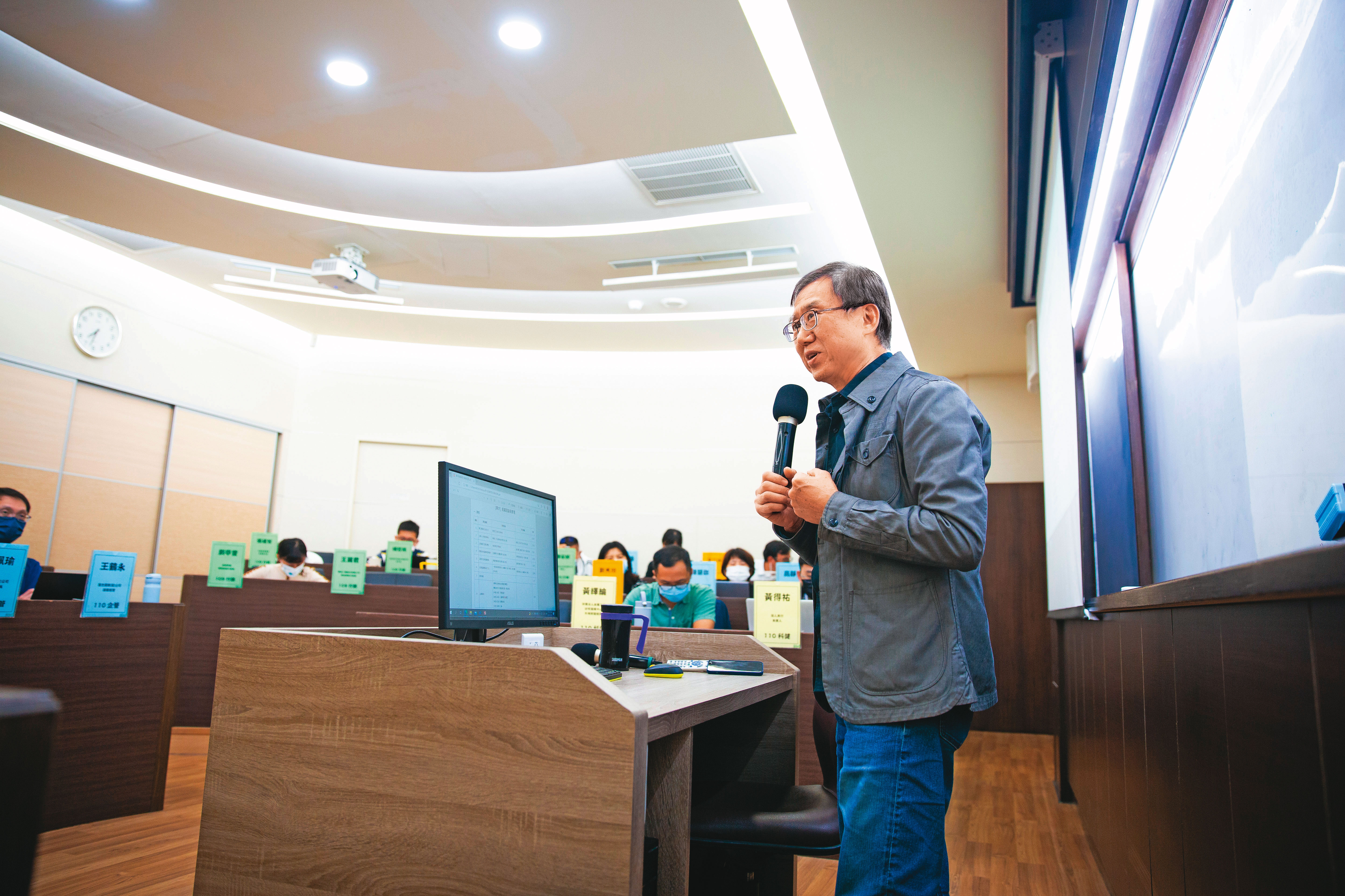 王國雄每週五晚上在中興大學EMBA班授課，分享過去的實戰經驗，是熱門秒殺課程。
