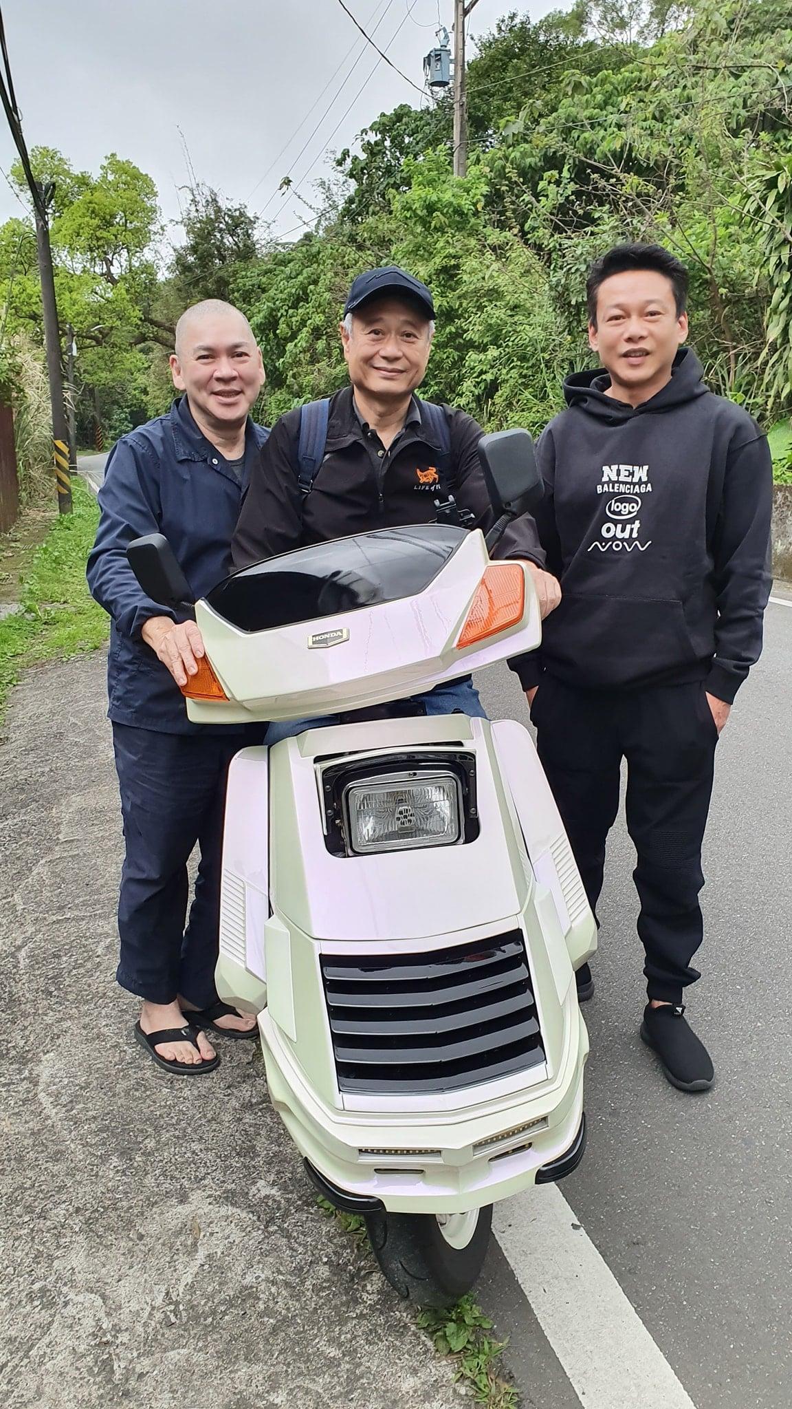 去年李安去山上探訪蔡明亮,大導騎上摩托車有一股可愛的反差萌。(翻攝自蔡明亮臉書)