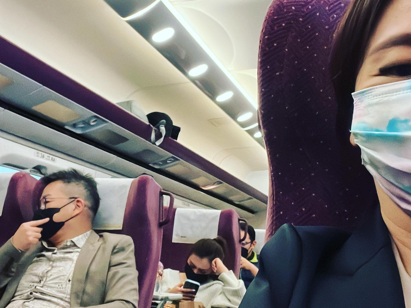 陶晶瑩昨天在臉書PO文，分享自己在搭高鐵時偷拍沈玉琳的照片。（翻攝自陶晶瑩臉書）