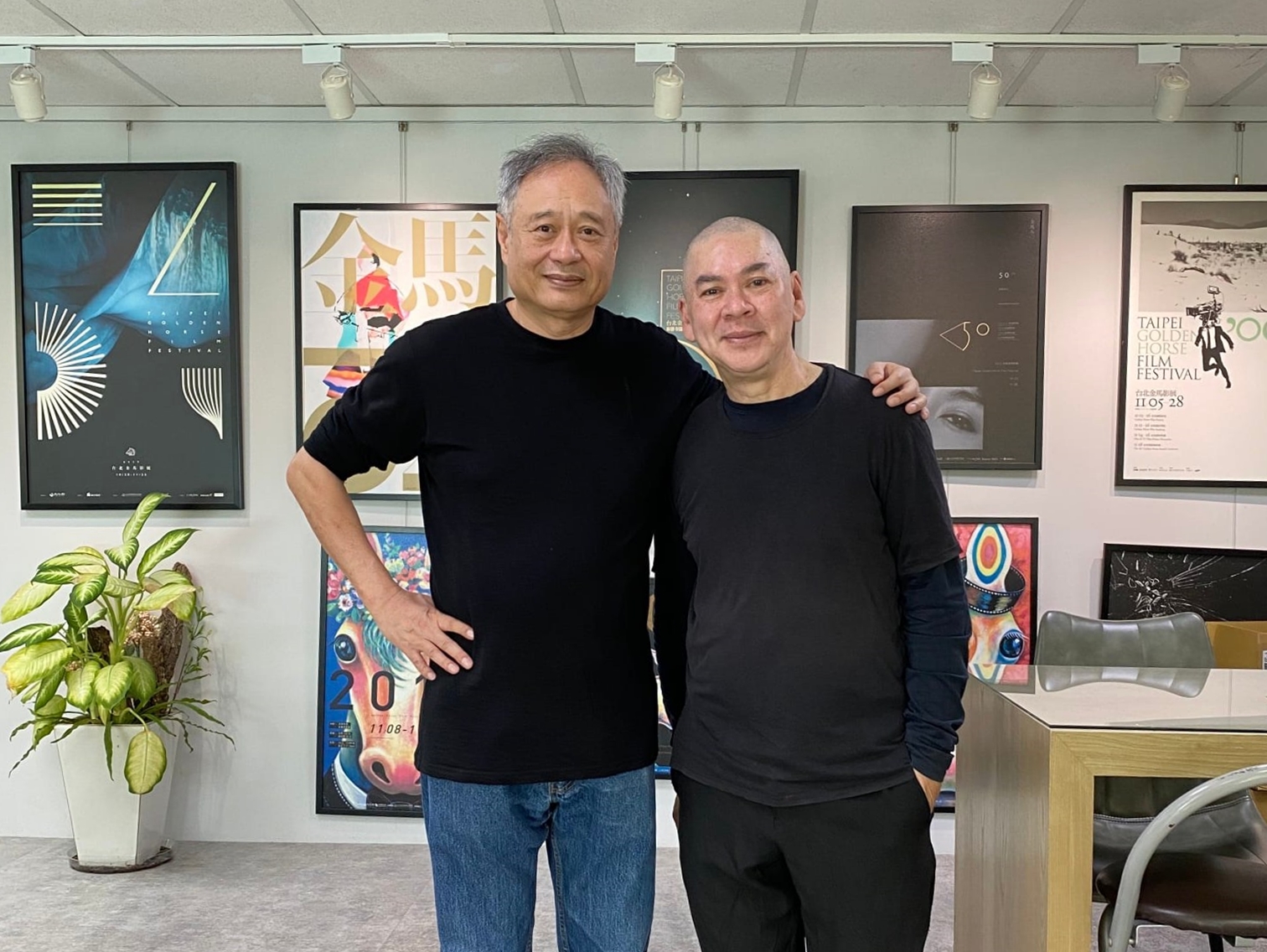 李安與蔡明亮雖沒約定，卻在金馬執委會辦公室相見歡，給了蔡明亮一個驚喜。（翻攝自蔡明亮臉書）