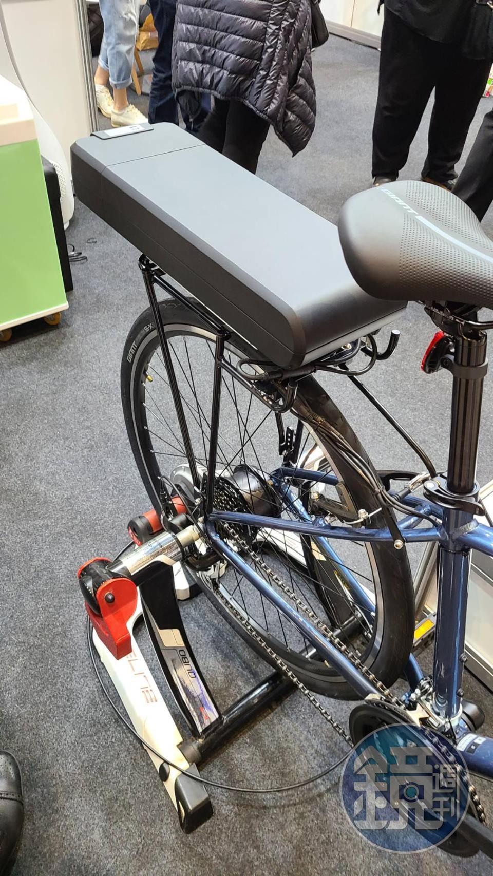 松騰可幫家中一般自行車改造成電動自行車,每台改造費用2萬元。