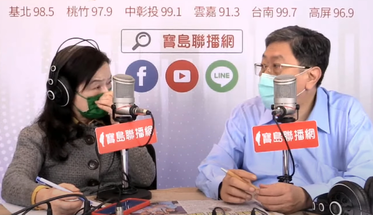 李秉穎（右）接受周玉蔻（左）專訪時表示，現階段台灣仍採取「清零」模式，若要放鬆管制還得觀察該疾病是否弱化。（翻攝自寶島聯播網YouTube頻道）