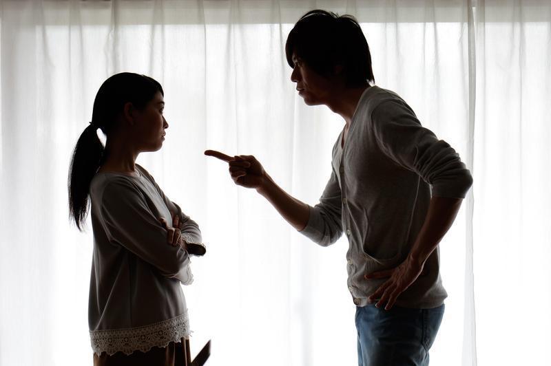 丈夫指控妻子投資不當害公司陷入危機,又替親姊作保欠下8,000萬債務,憤而向法院訴請離婚。(示意圖,東方IC)