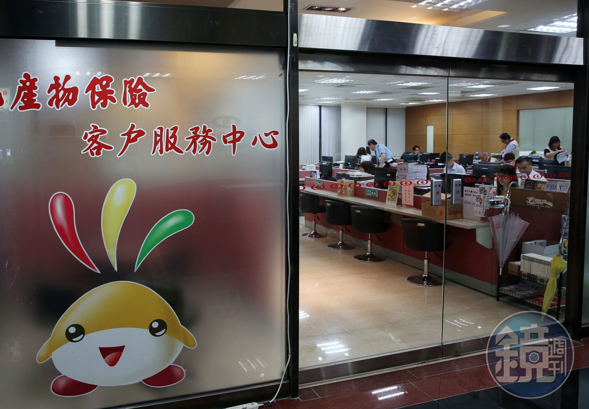 產險醫療險少了壽險主約費用，整體保費比壽險便宜許多，但無法保證續保的機制。
