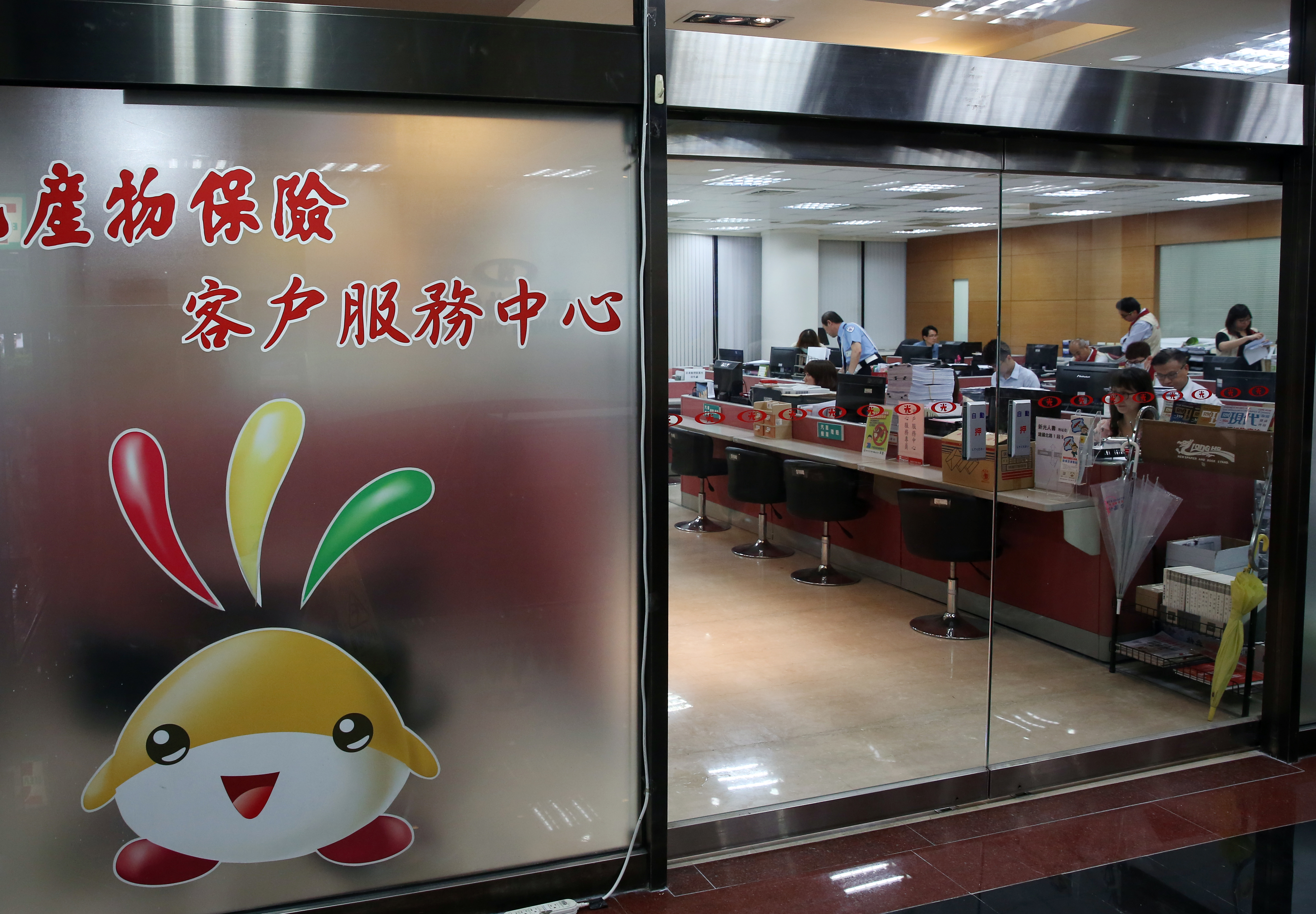 產險醫療險少了壽險主約費用，整體保費比壽險便宜許多，但無法保證續保的機制。