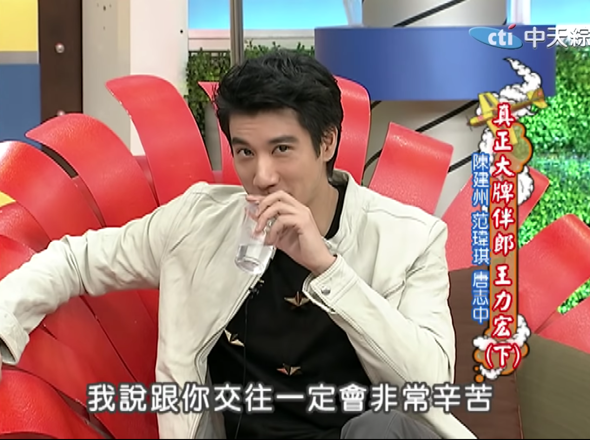 黑人對著王力宏(圖)說道:「我說,跟你交往一定非常辛苦。」(翻攝自我愛貓大YouTube頻道)