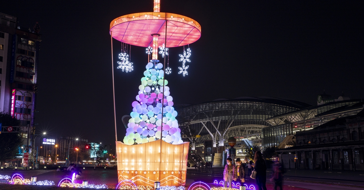 臺中站前廣場佇立著全國獨家的「有你珍好」珍珠奶茶耶誕樹，是甜點控、珍奶控們今年必訪的打卡景點。