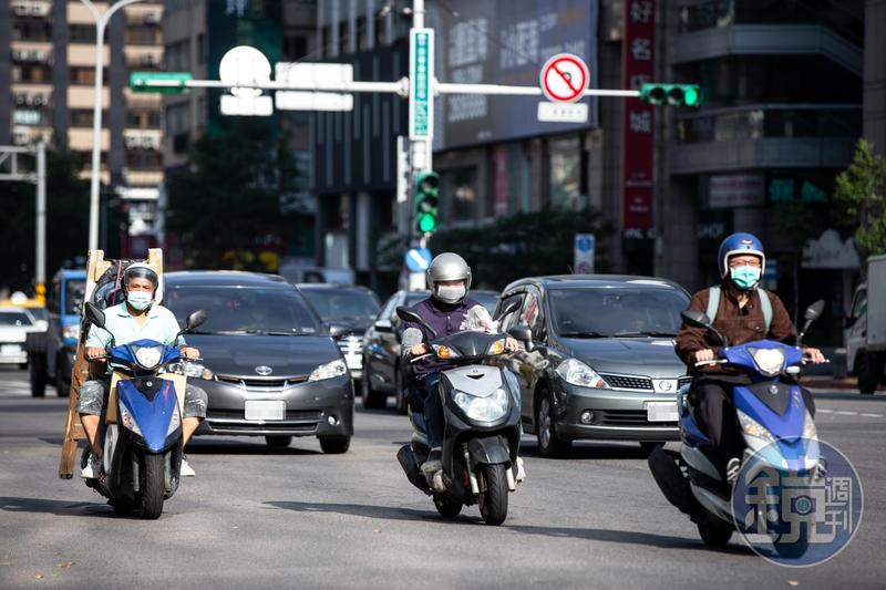 馮男因違規左轉撞癱對向的少東薛男，近日遭判須賠4,029萬元。（示意圖，本刊資料照）