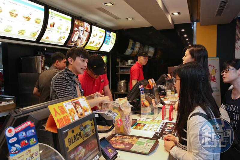 有網友發現麥當勞館前店貼出一張停賣冰心雪糕的公告，但成語用詞似乎有誤。（示意圖非當事店家，本刊資料照）