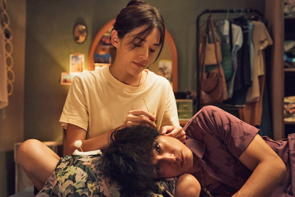 邱澤（右）和許瑋甯（左）這對《當男人戀愛時》的銀幕CP，終於可以正大光明做老夫老妻會做的事。（金盞花大影業提供）