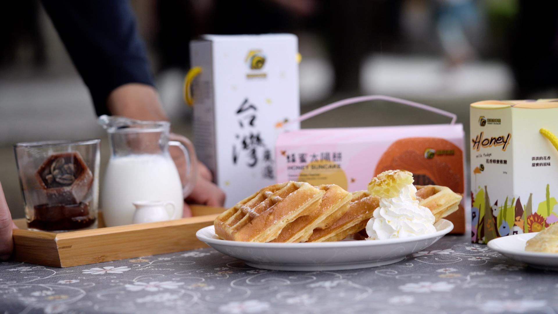 蜜蜂鬆餅套餐有附蜂蜜冰磚咖啡！