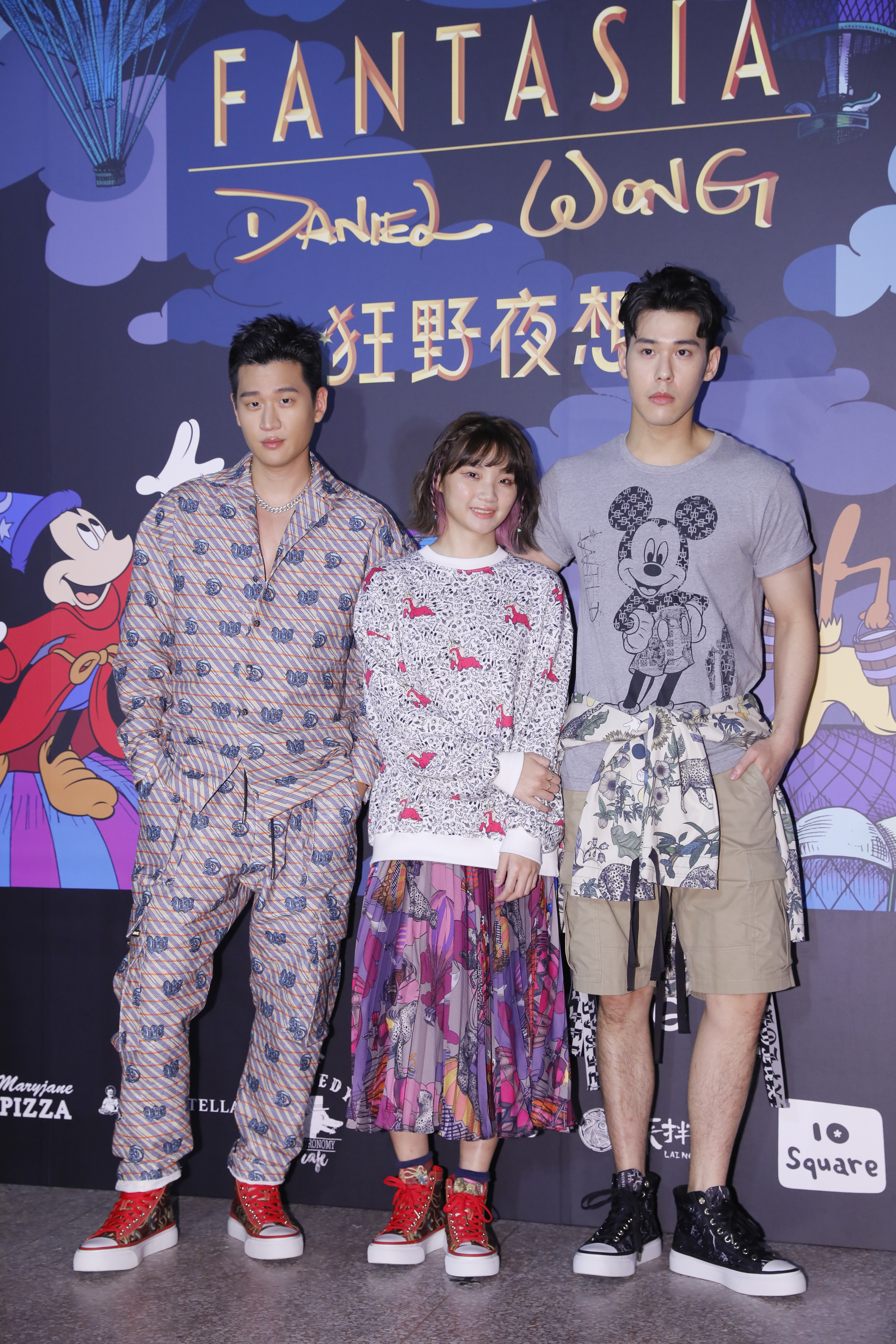 去年的Daniel Wong秋冬秀以迪士尼經典音樂動畫《幻想曲》為主題，找來周興哲（左）、周予天（右）獻唱。（本刊資料照）