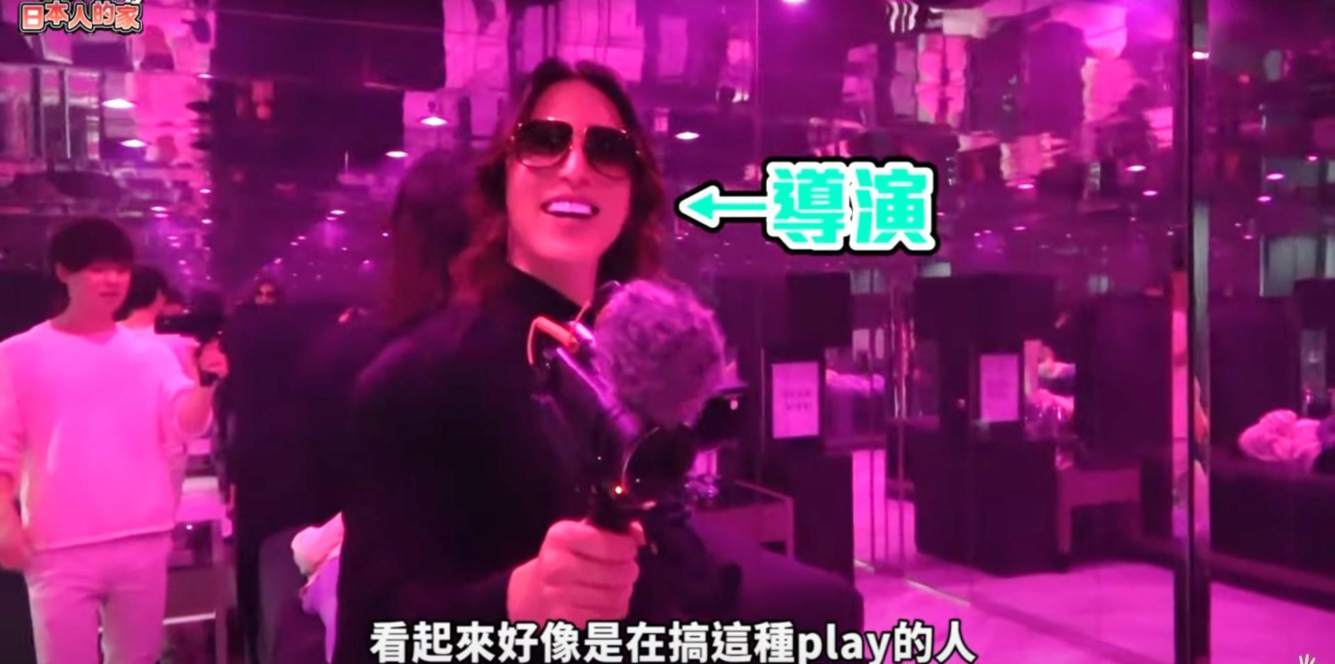 開箱羅蘭的臥室時，粉紫的燈光氛圍再度讓大家驚呼，羅蘭還拿走團隊的攝影機親自掌鏡。（翻攝Youtube／三原JAPAN Sanyuan_JAPAN）