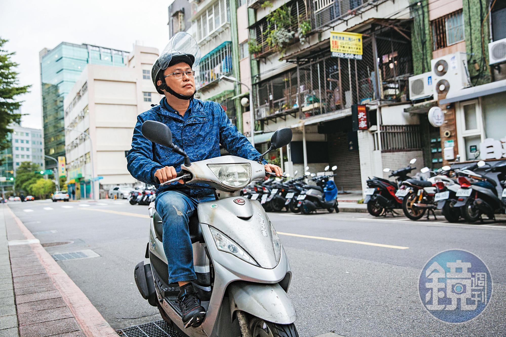 即使收入增加，為節省交通費，寶可孟仍堅持每天花40分鐘騎車上班。