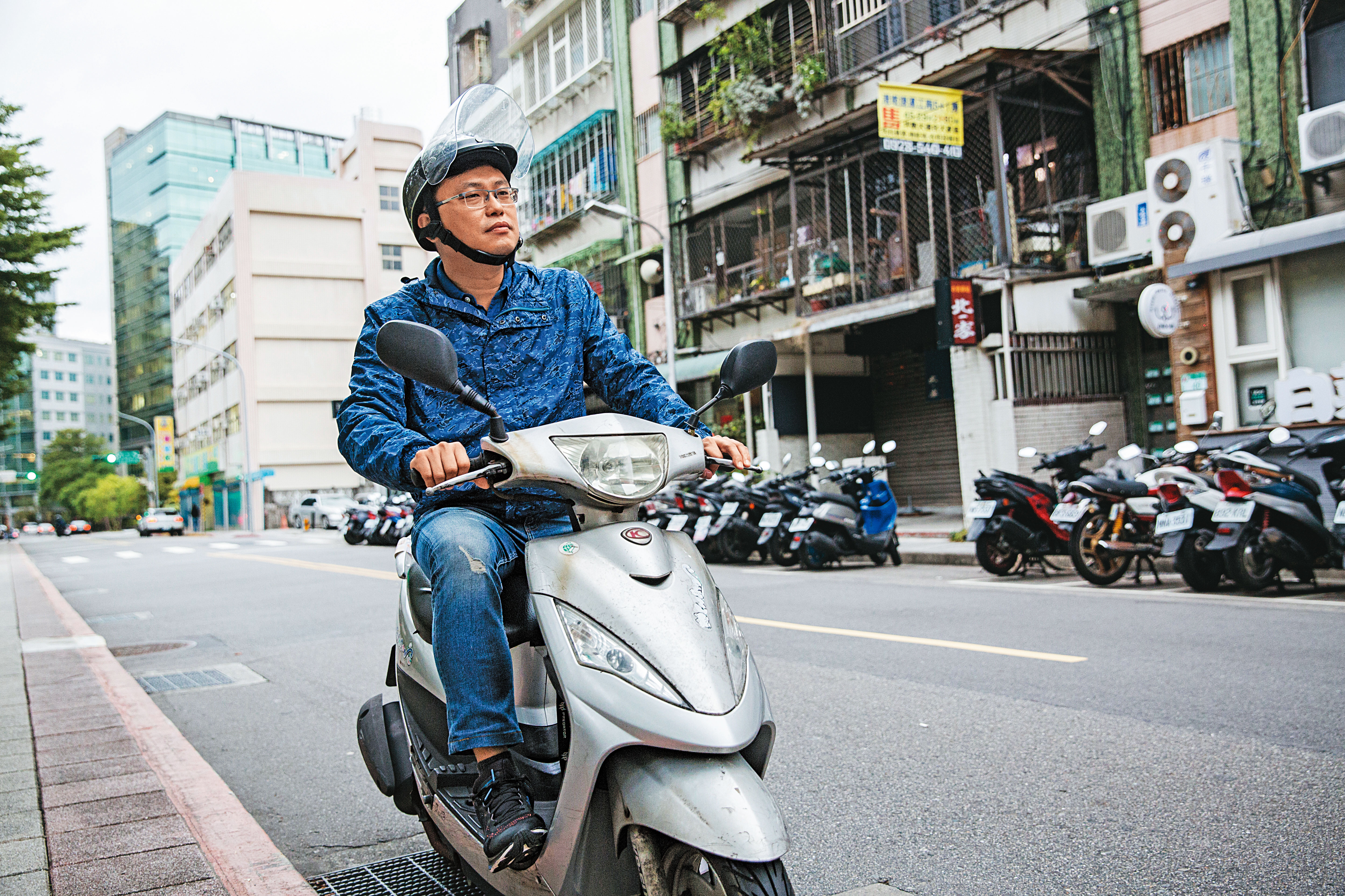 即使收入增加，為節省交通費，寶可孟仍堅持每天花40分鐘騎車上班。