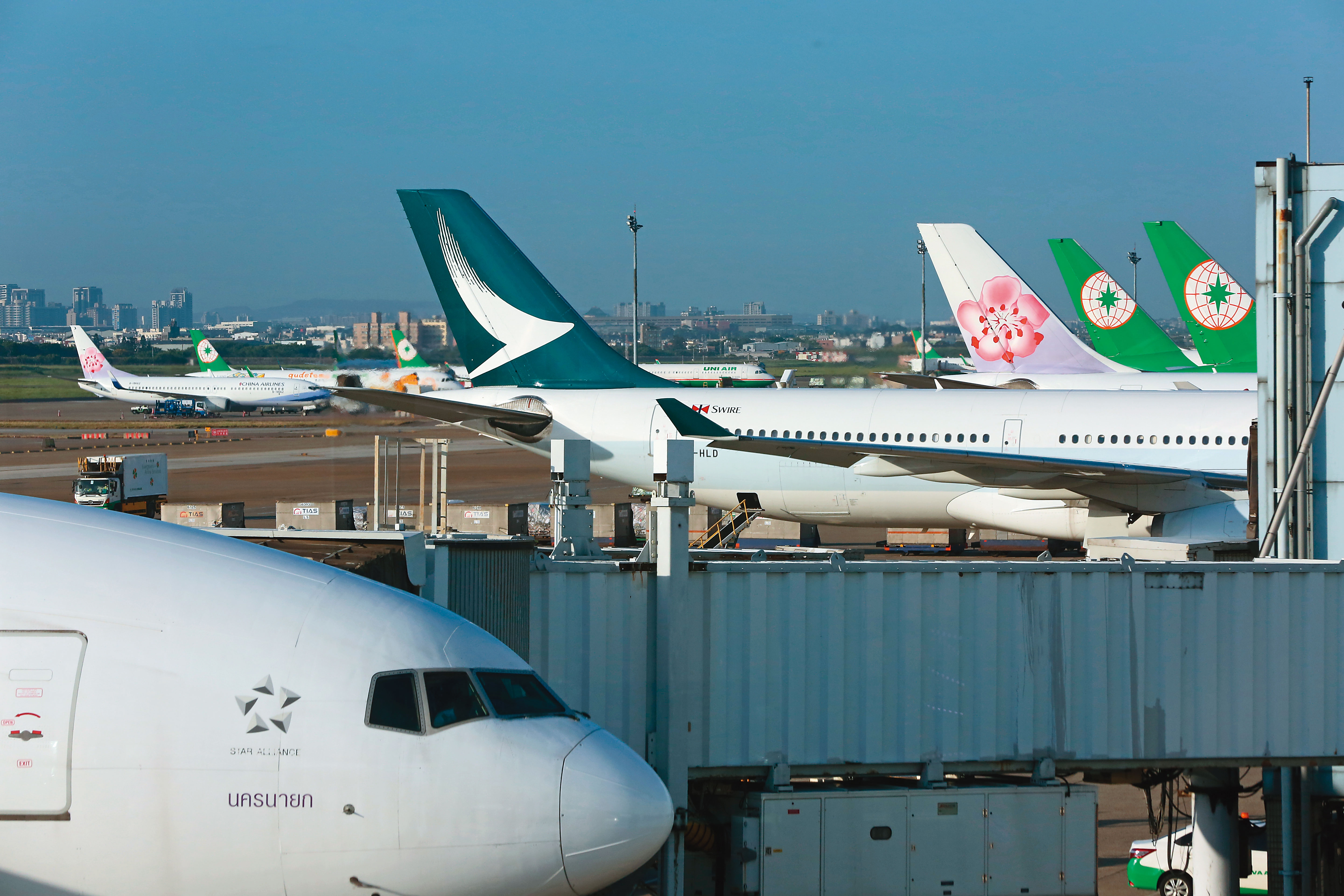 疫情期間，寶可孟和家人消費仍以航空卡為主，累積哩程兌換機票，期待解封後出國。