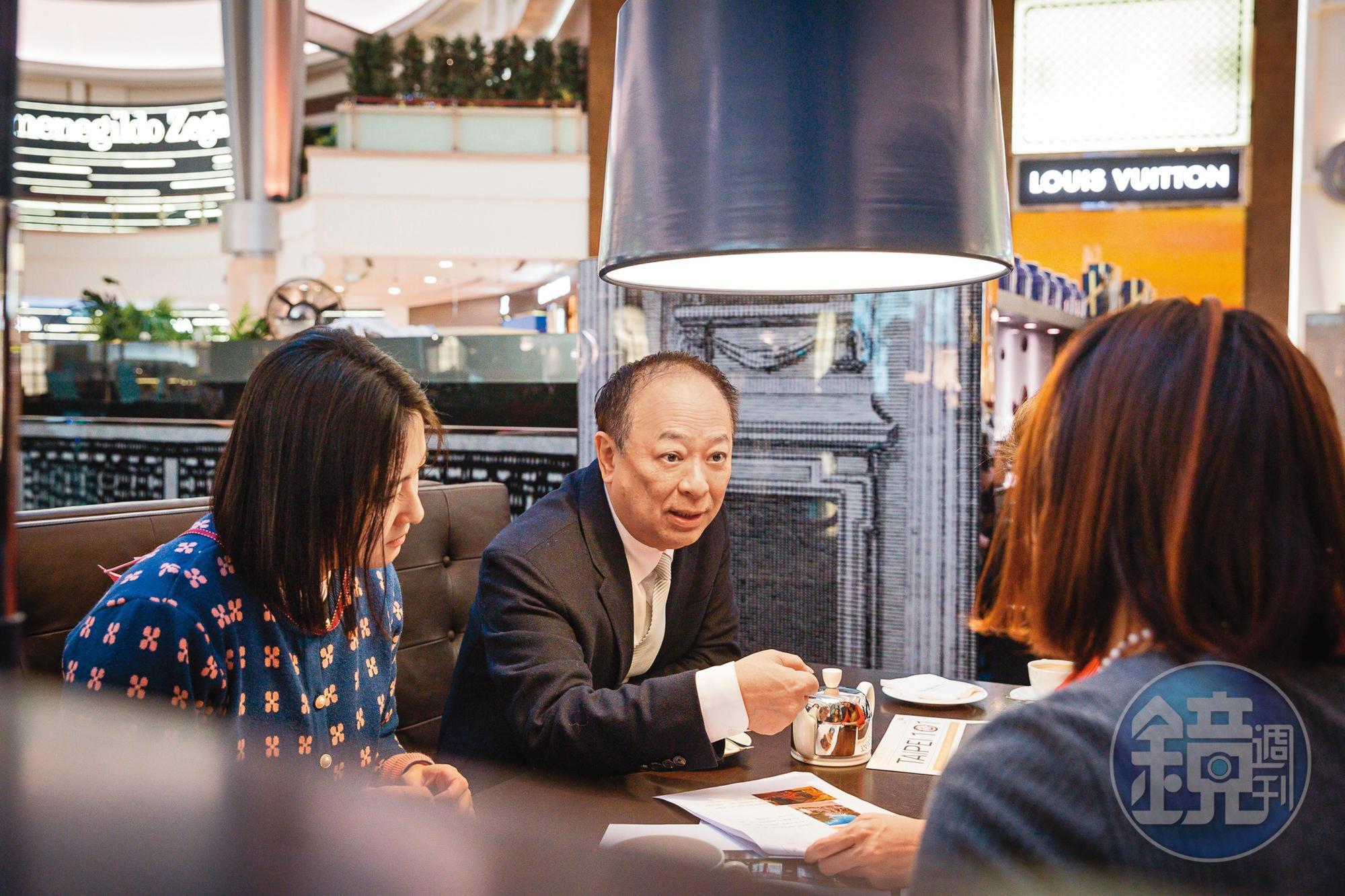 張學舜（中）主導台北101四樓廣場布置，以玫瑰花與藤蔓打造法式莊園，吸引不少民眾專程前往拍照。