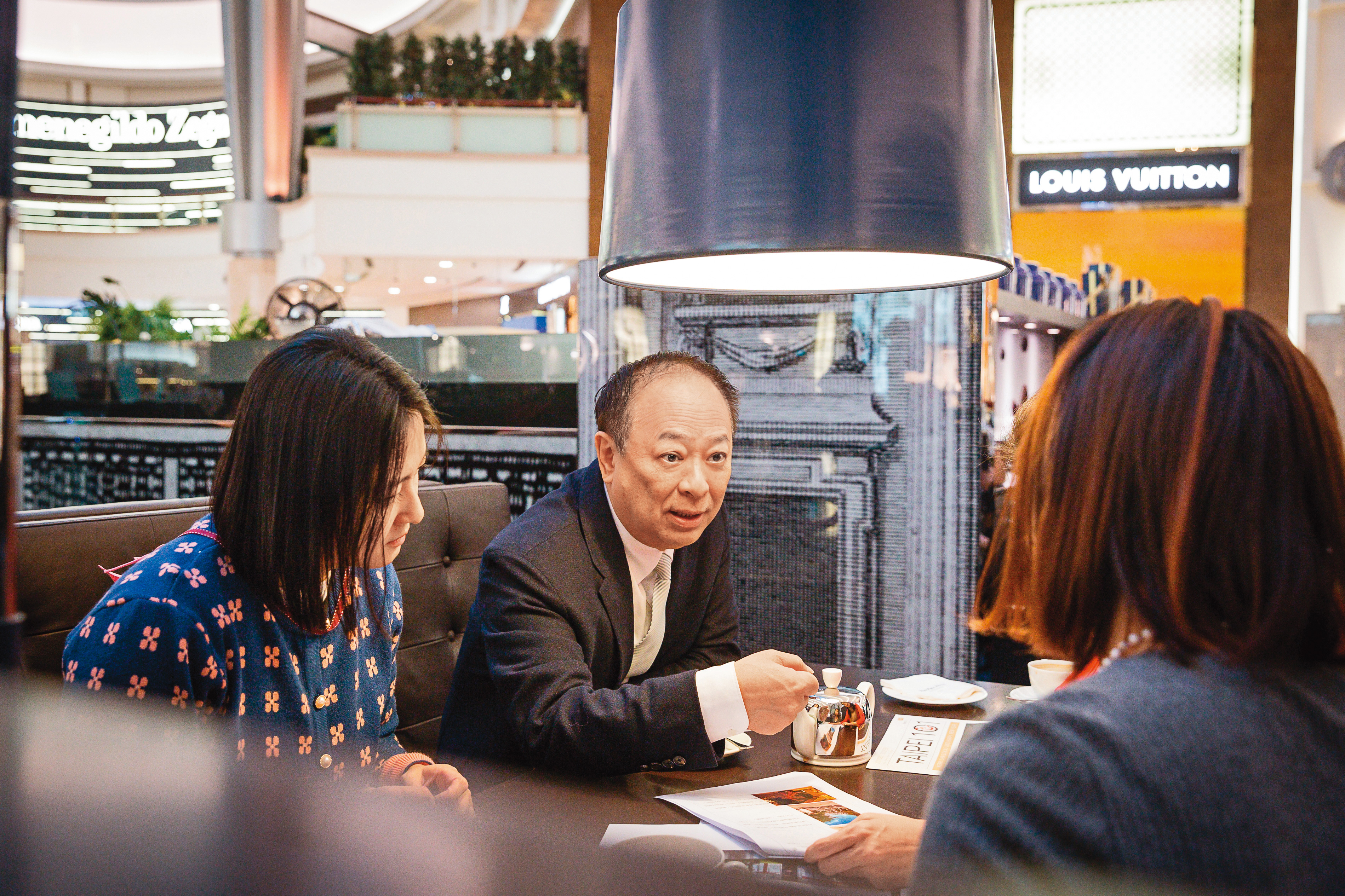 張學舜(中)主導台北101四樓廣場布置,以玫瑰花與藤蔓打造法式莊園,吸引不少民眾專程前往拍照。