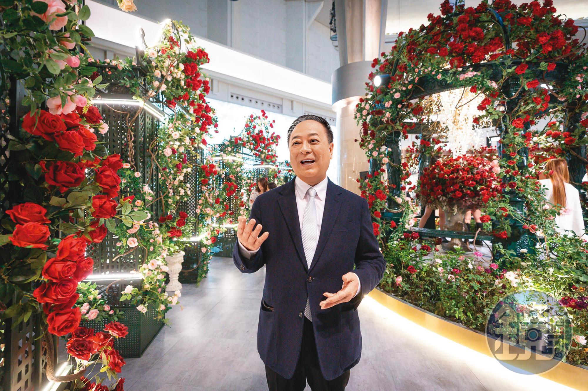 張學舜主導台北101四樓廣場布置，以玫瑰花與藤蔓打造法式莊園，吸引不少民眾專程前往拍照。