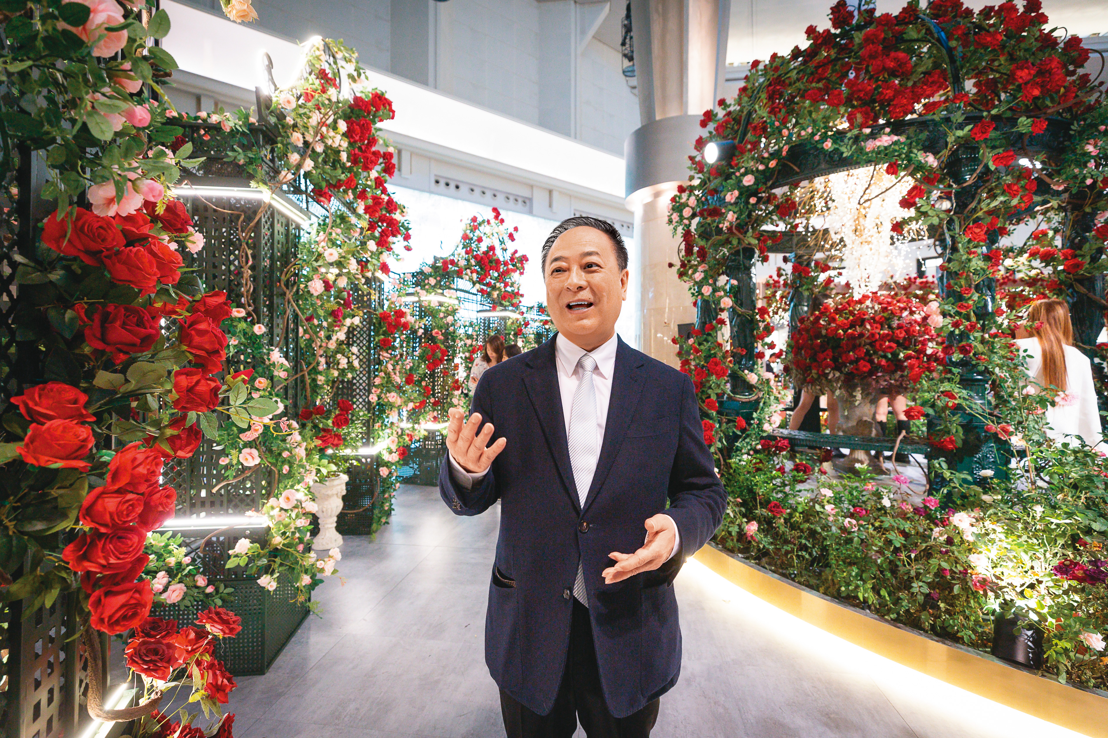 張學舜主導台北101四樓廣場布置,以玫瑰花與藤蔓打造法式莊園,吸引不少民眾專程前往拍照。