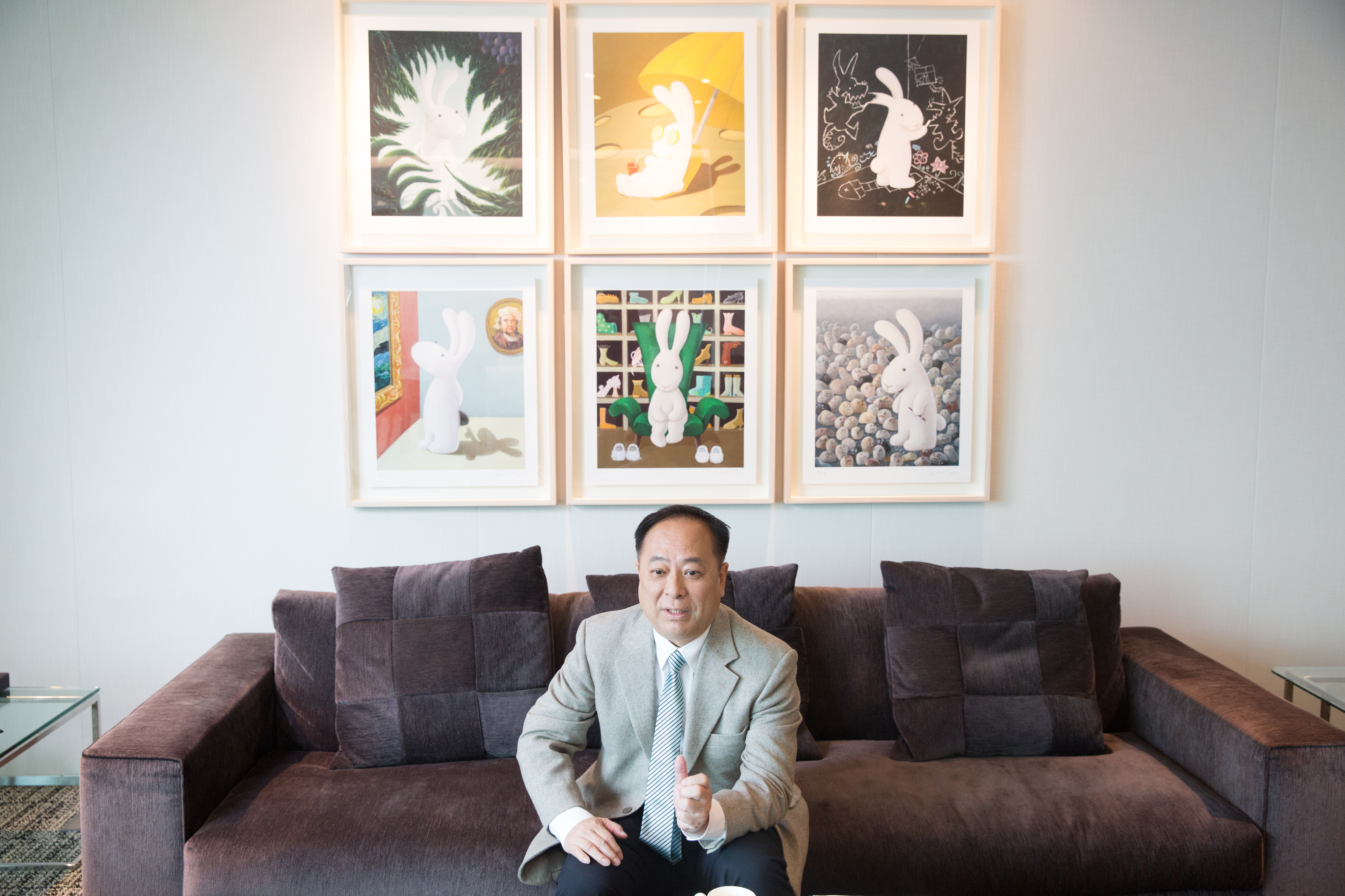 張學舜的會客室中掛著買給女兒的畫作，父愛表露無遺。（賴智揚攝）