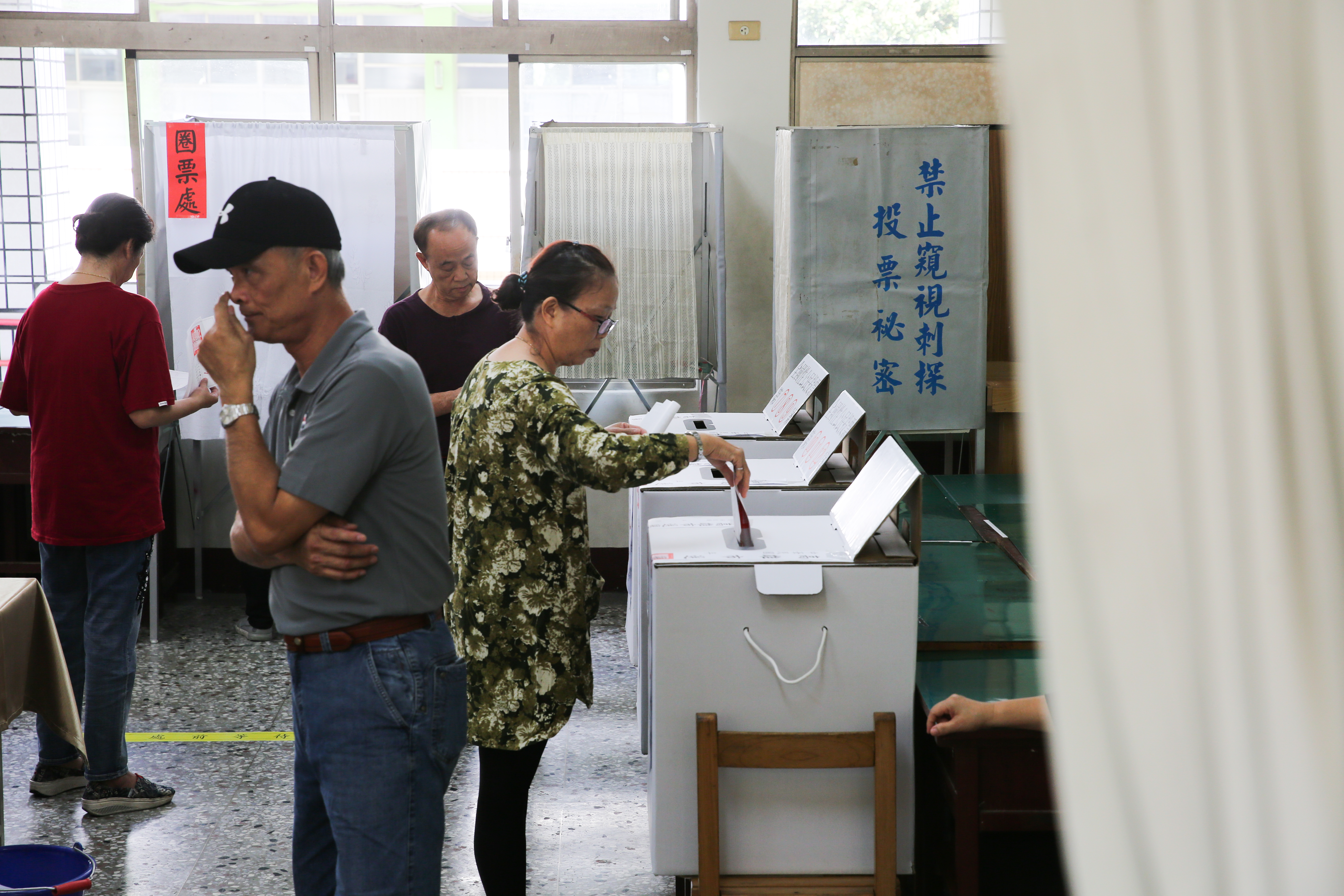 2018年公投綁大選造成排隊亂象，中選會這次祭出相關措施來因應。（本刊資料照）
