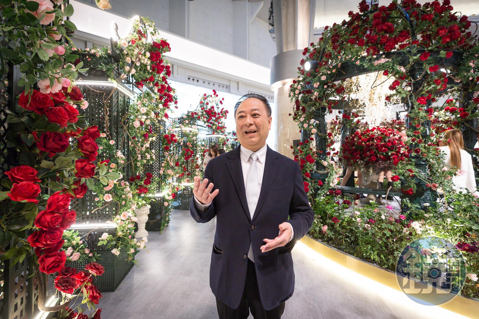 張學舜主導台北101四樓廣場布置，以玫瑰花與藤蔓打造法式莊園，吸引不少民眾專程前往拍照。