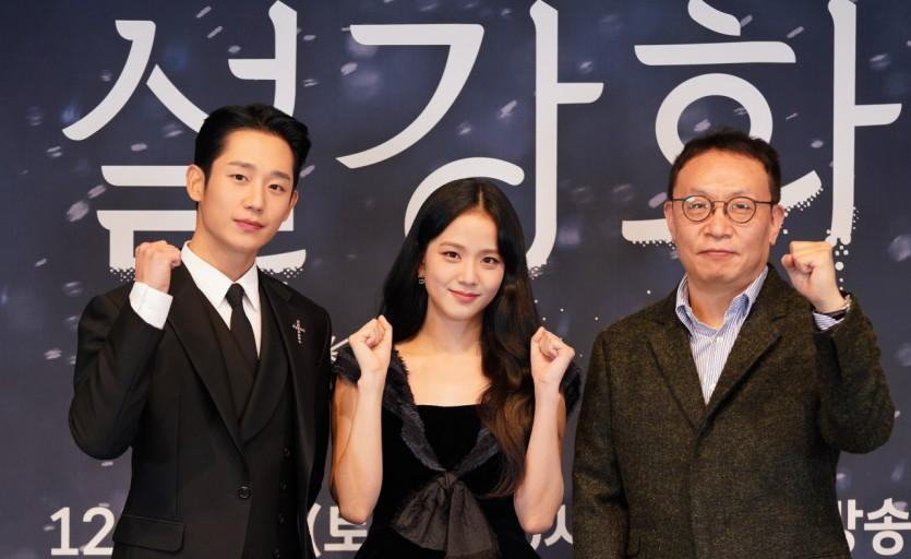 丁海寅(左起)、Jisoo、趙賢卓導演今天出席新劇《雪降花》記者會。(翻攝自Topstarnews)