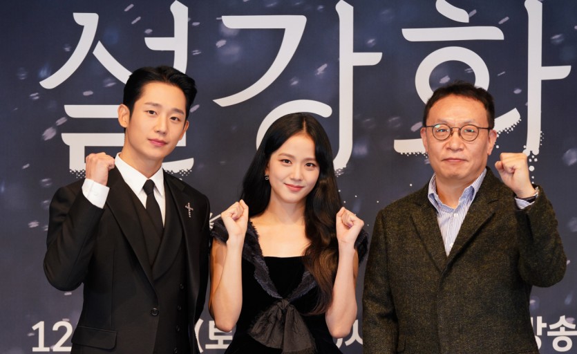 丁海寅（左起）、Jisoo、趙賢卓導演今天出席新劇《雪降花》記者會。（翻攝自Topstarnews）