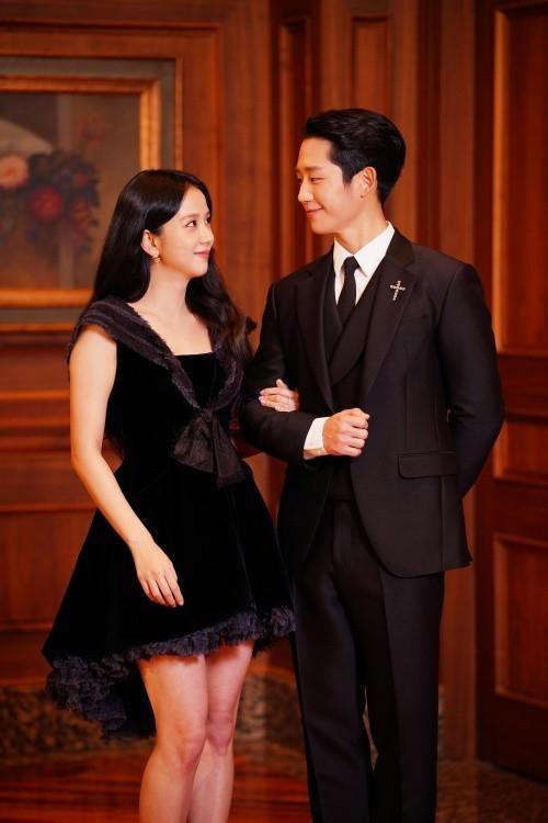 Jisoo(左)和丁海寅不僅顏值超搭,對戲起來也默契十足。(翻攝自topdaily)