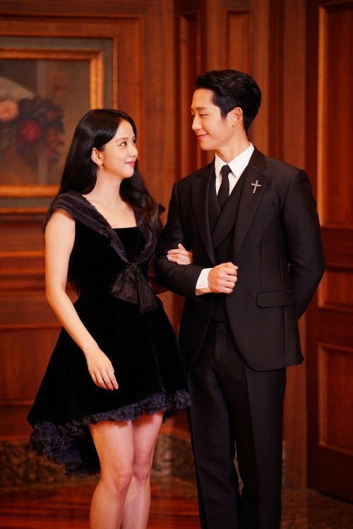 Jisoo(左)和丁海寅不僅顏值超搭,對戲起來也默契十足。(翻攝自topdaily)