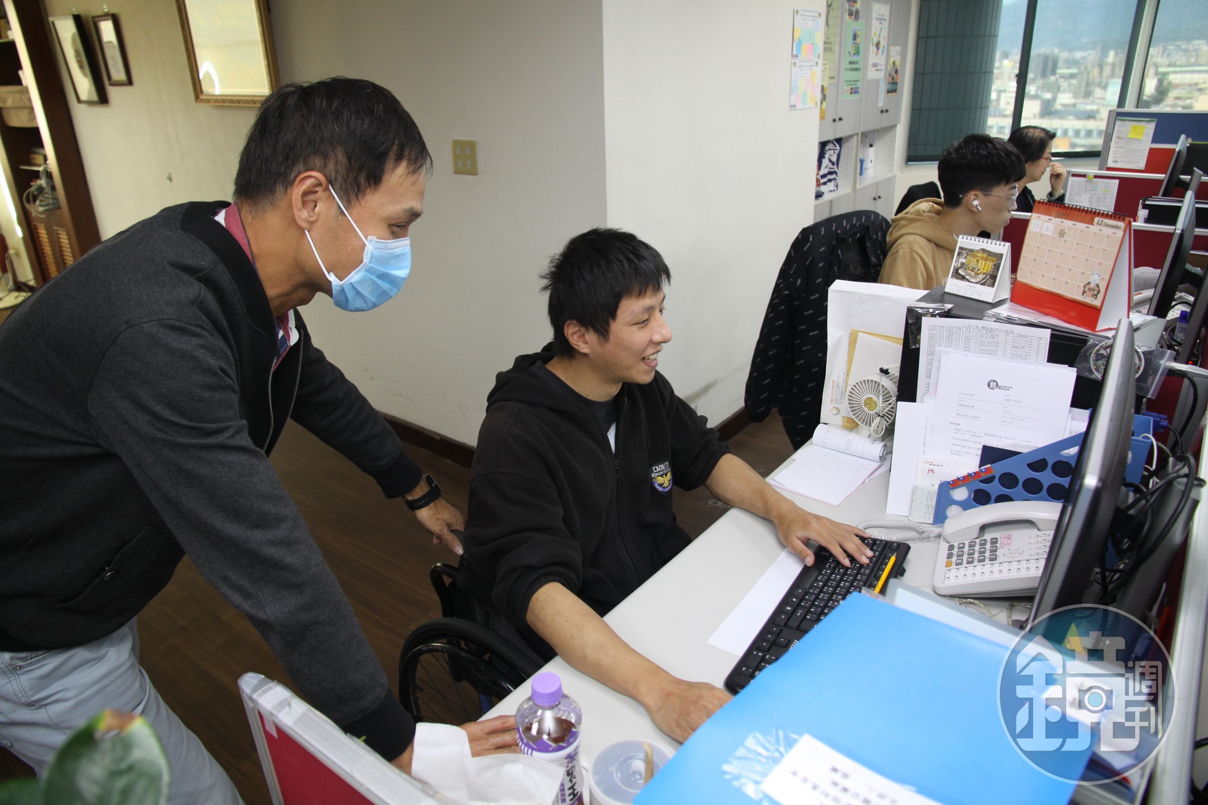 脊髓損傷基金會服研組專員蘇駿也是傷友，但仍靠自己的力量在基金會中幫助新傷友。