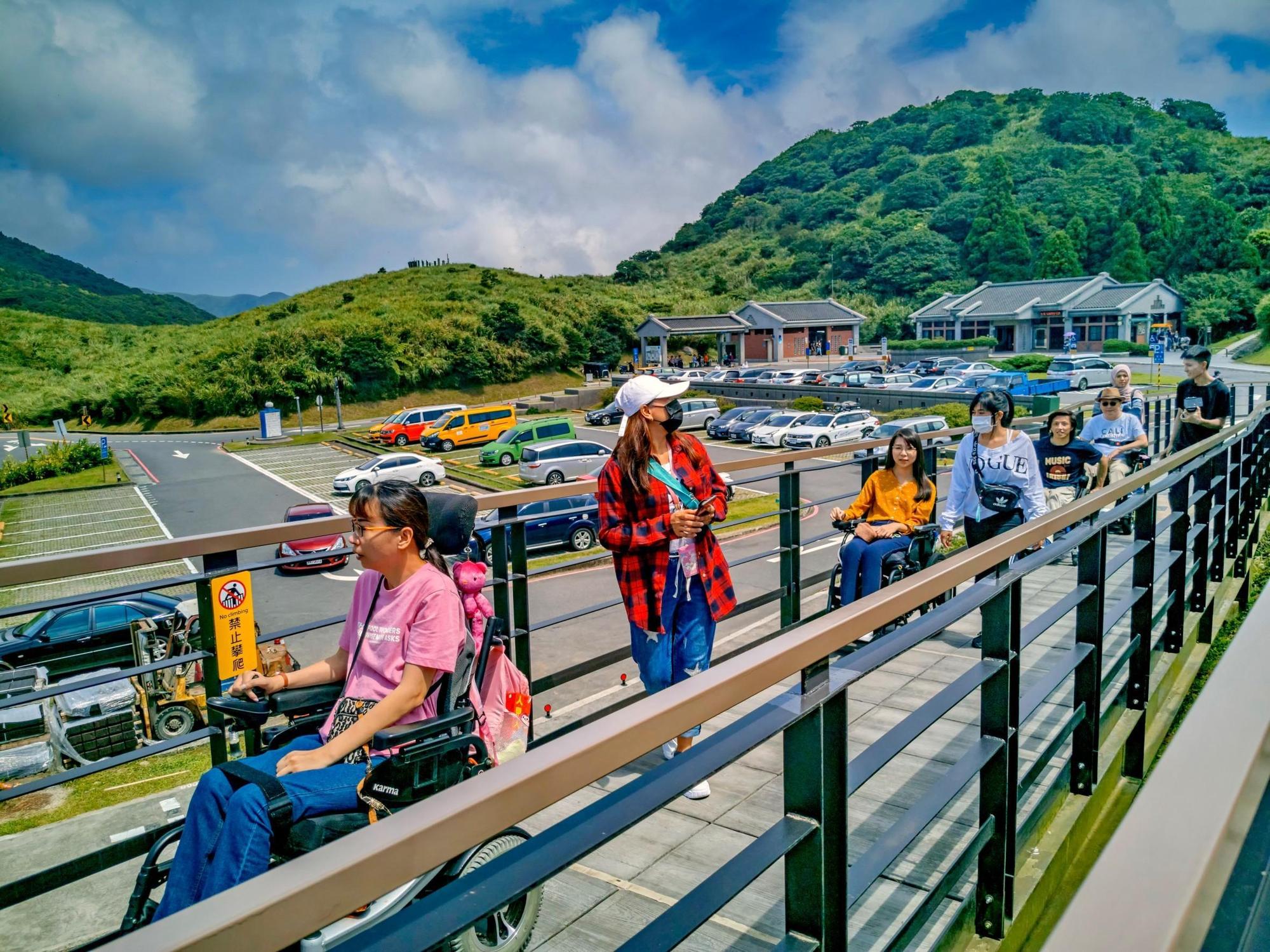 脊髓損傷基金會常常舉辦無障礙旅遊,一群人一起出門、有傷友陪,對新傷友來說比較不必畏懼心魔。