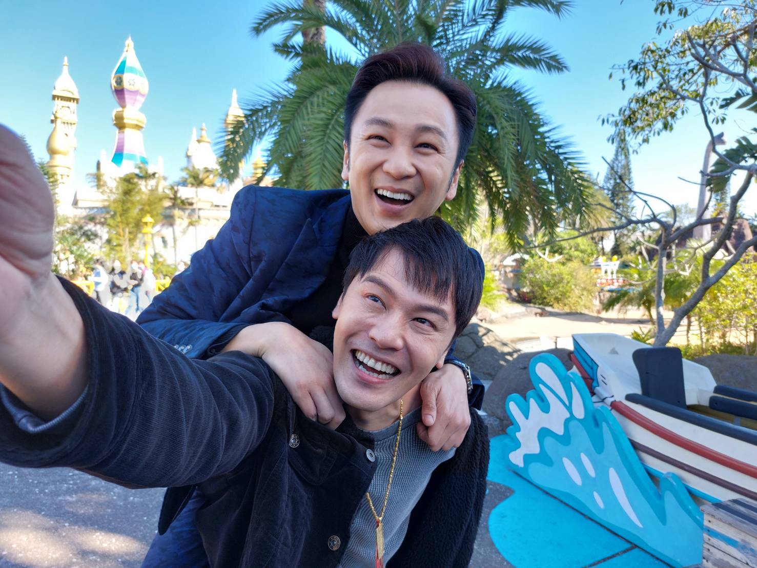 黃文星（下）跟張書偉（上）在《黃金歲月》為了重溫兩人劇中小時候的歡樂時光，特別到遊樂園取景。（民視提供）