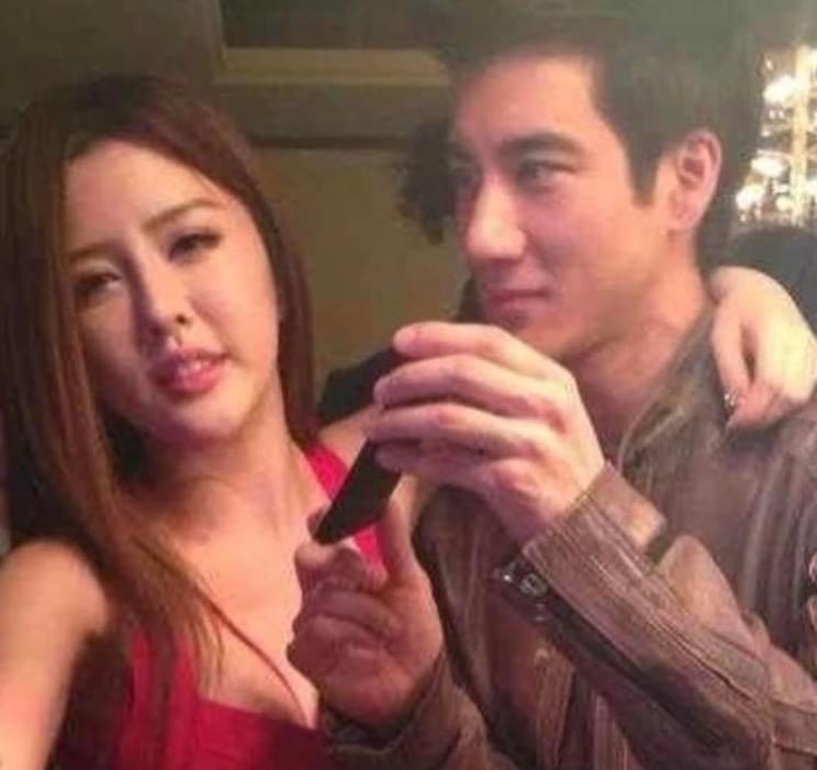 王力宏（右）與Yumi（左）合照。（翻攝自爆料公社臉書）