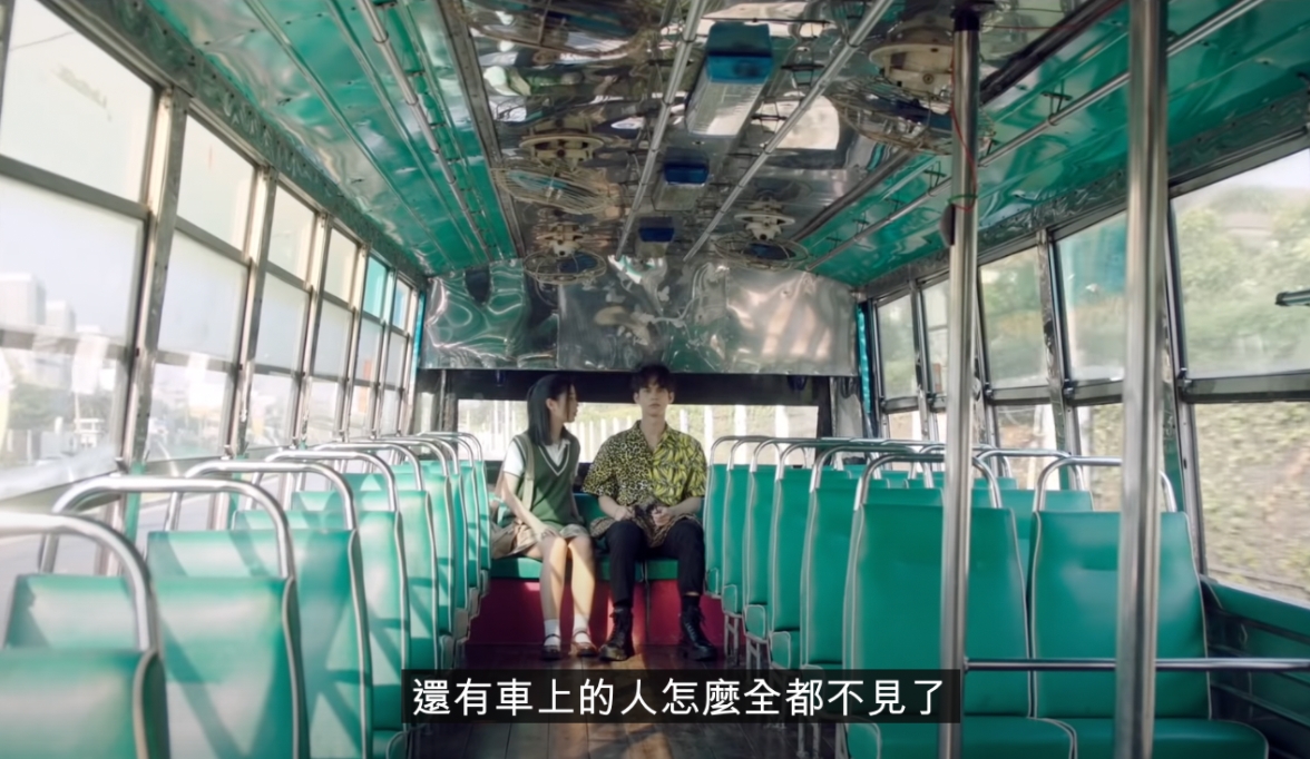 Bright扮演的任性富家子包下公車追女。（翻攝自F4 Thailand : หัวใจรักสี่ดวงดาว BOYS OVER FLOWERS預告）