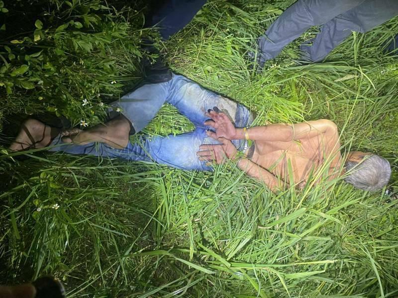 持刀殺害同鄉的泰籍移工阿塔,犯案後上半身赤裸,在公司宿舍附近草叢被逮。(警方提供)