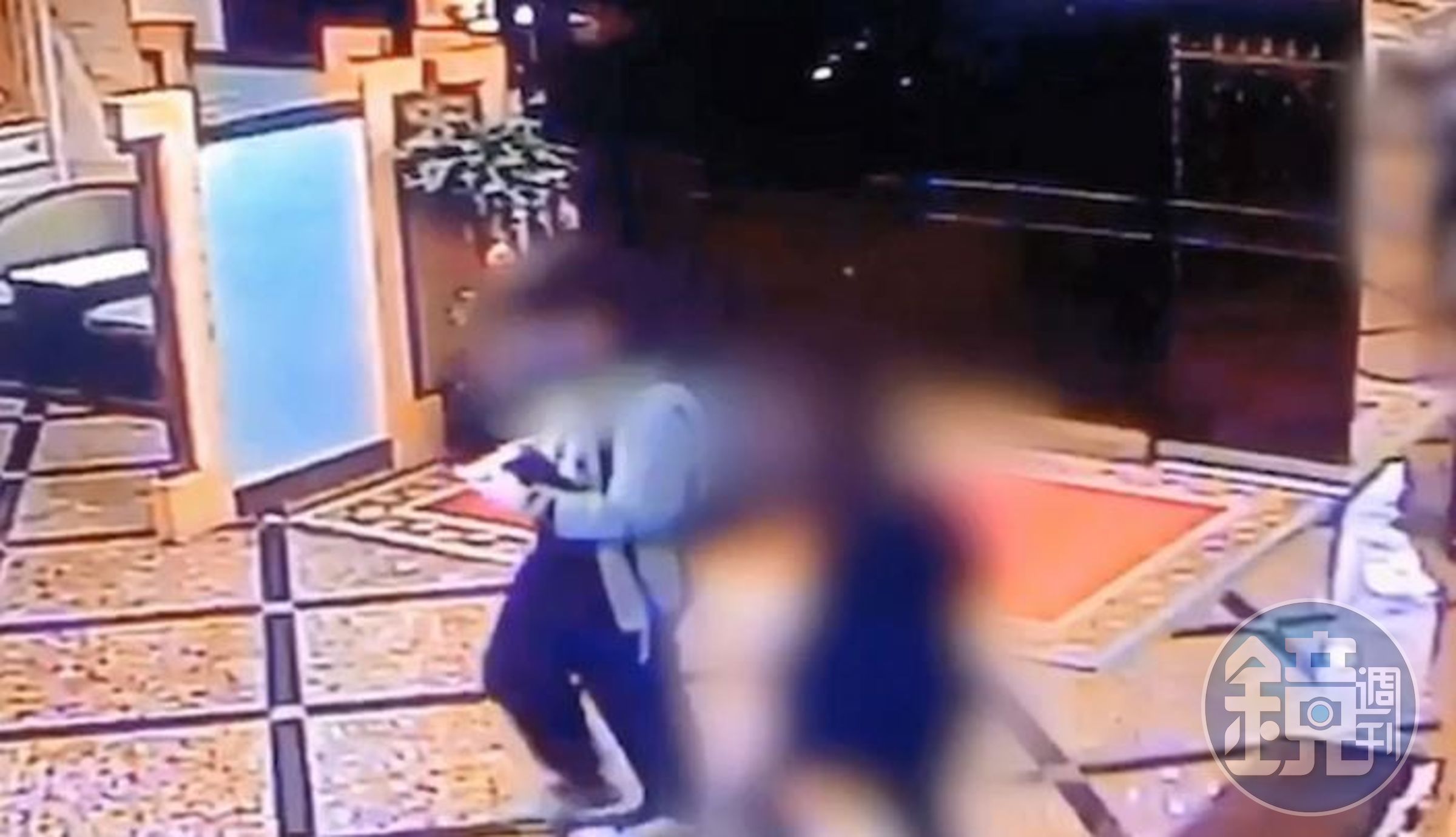 林男帶著16歲的少女進旅館，殊不知對方搞仙人跳。（翻攝畫面）