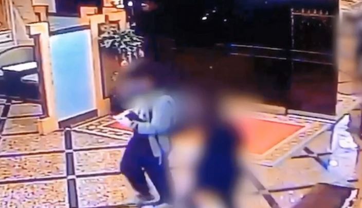 林男帶著16歲的少女進旅館，殊不知對方搞仙人跳。（翻攝畫面）