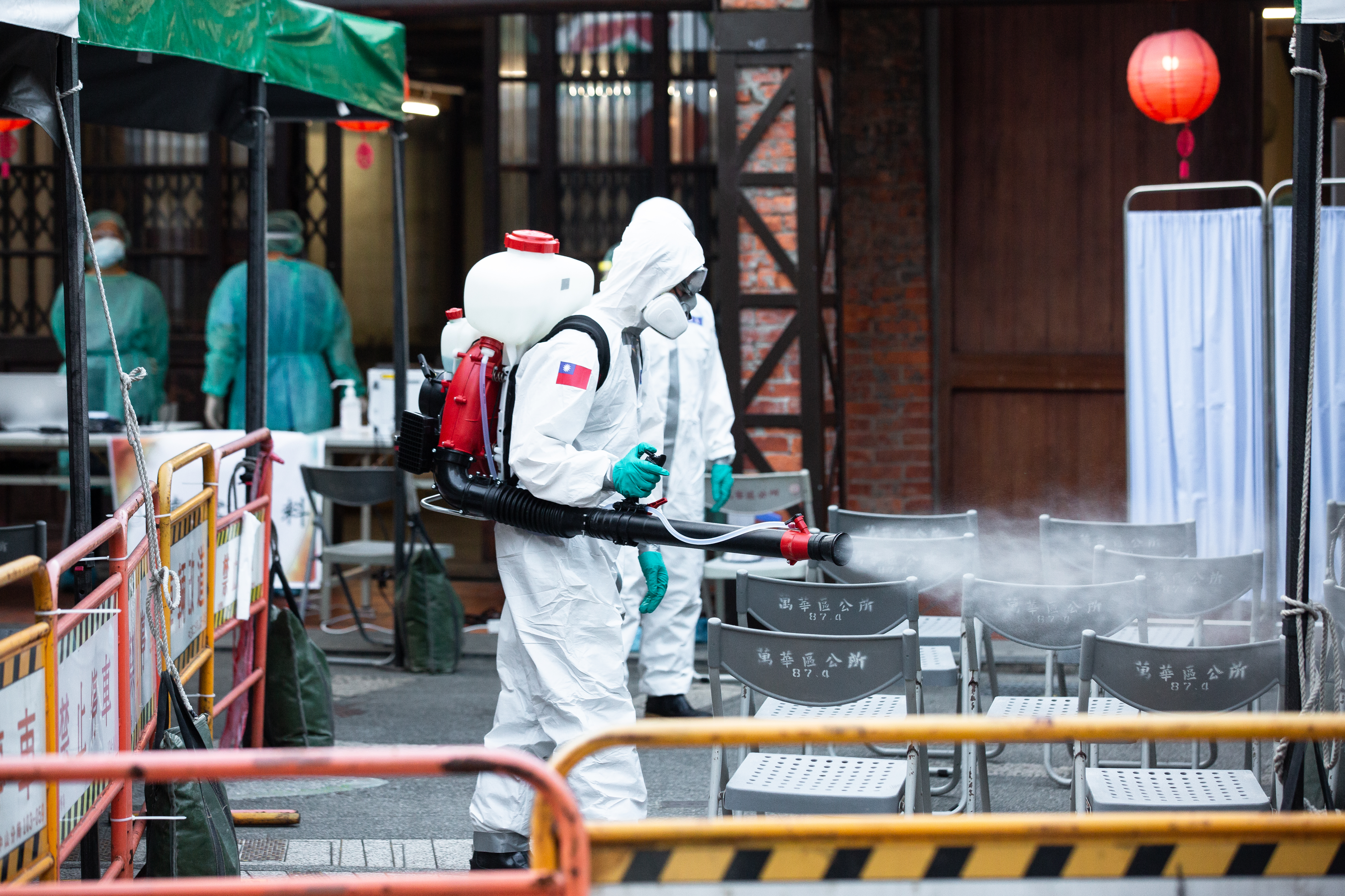 防疫旅館爆出群聚案後，指揮中心要求加強防疫作為；防疫消毒示意圖。（本刊資料照）