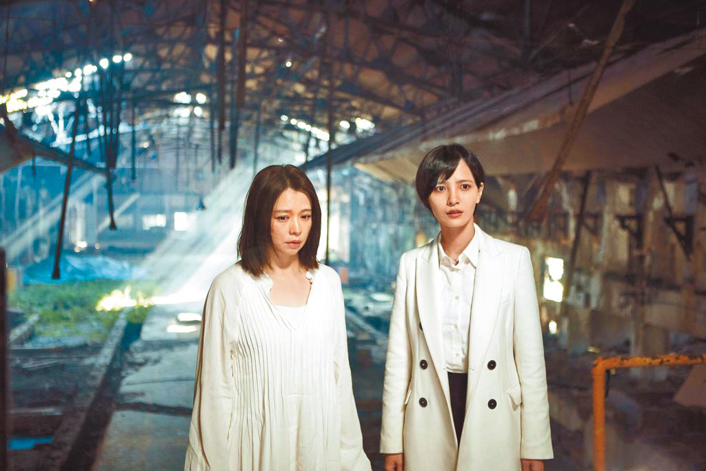曾與徐若瑄（左）合作《獵夢特工》，吳子霏（右）感謝徐若瑄給予很多照顧，也在她身上學到不少東西。（日舞國際娛樂提供）