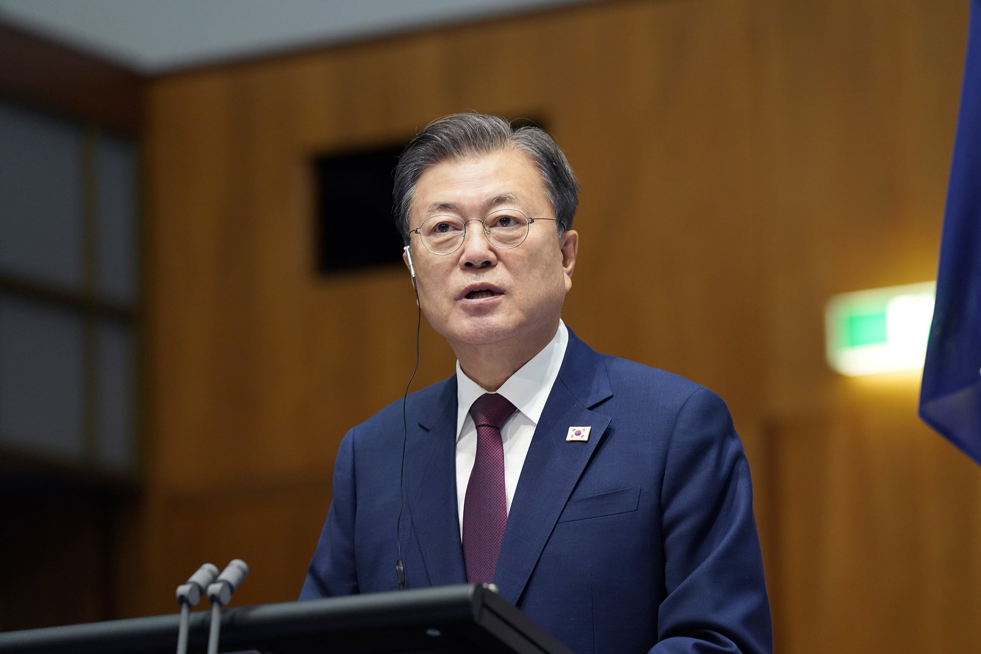 文在寅為再次縮防疫措施向南韓人民道歉，同時也表示會儘快放津貼給商家。（翻攝自文在寅臉書）